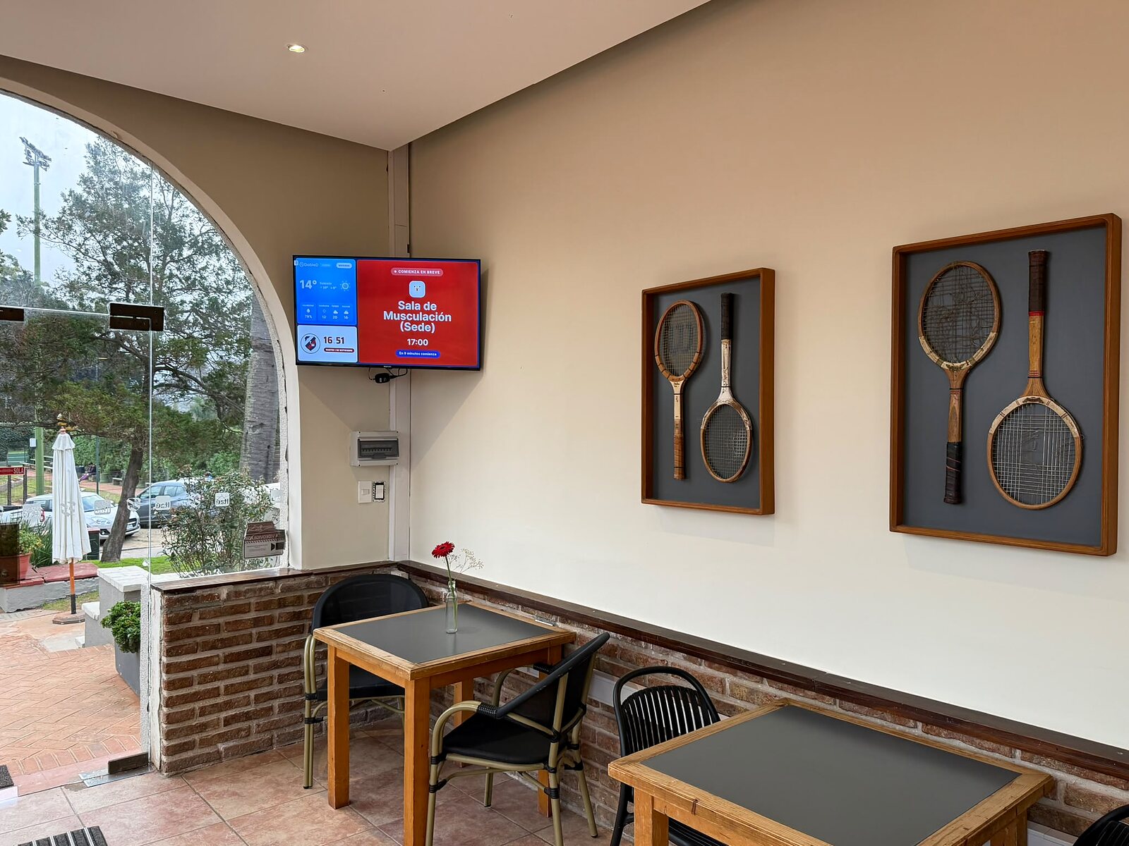 Pantalla DobleD en la galería del Círculo de Tenis de Montevideo avisando que comienza la Sala de Musculación