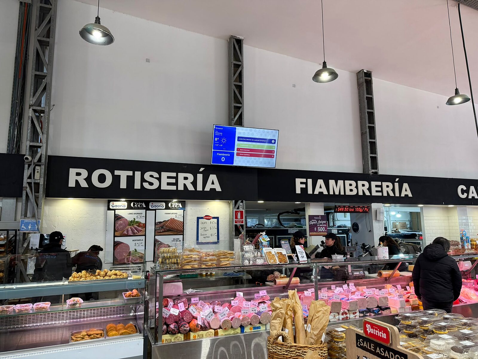 Pantalla DobleD sobre la rotisería y fiambrería de Super Gaona en Maldonado mostrando una trivia, el clima y el turno de fiambrería