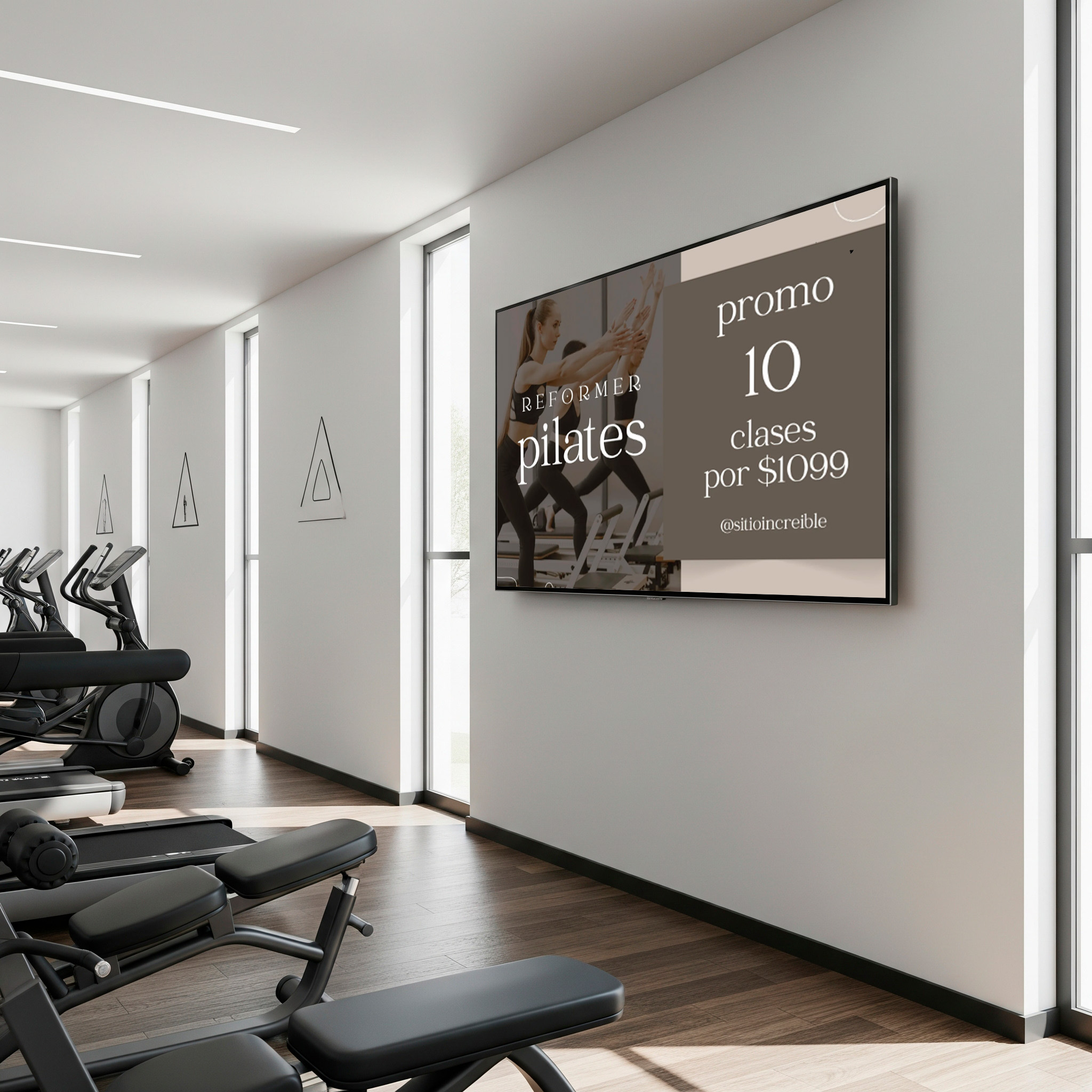 Pantalla en gimnasio mostrando horarios de clases de spinning y yoga.