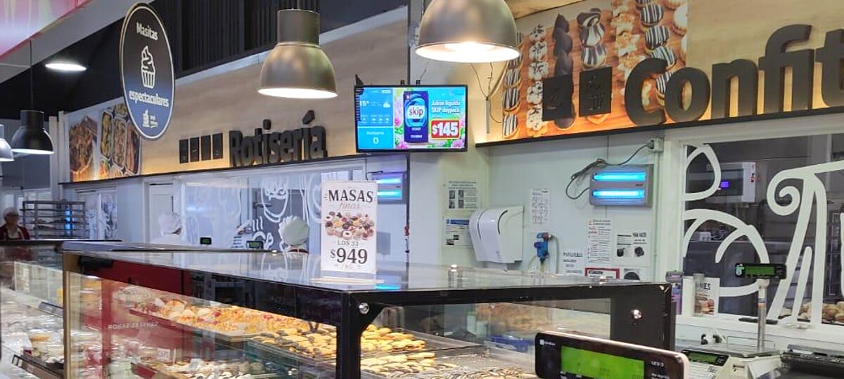 Pantalla DobleD entre la rotisería y la confitería del Supermercado Los 33