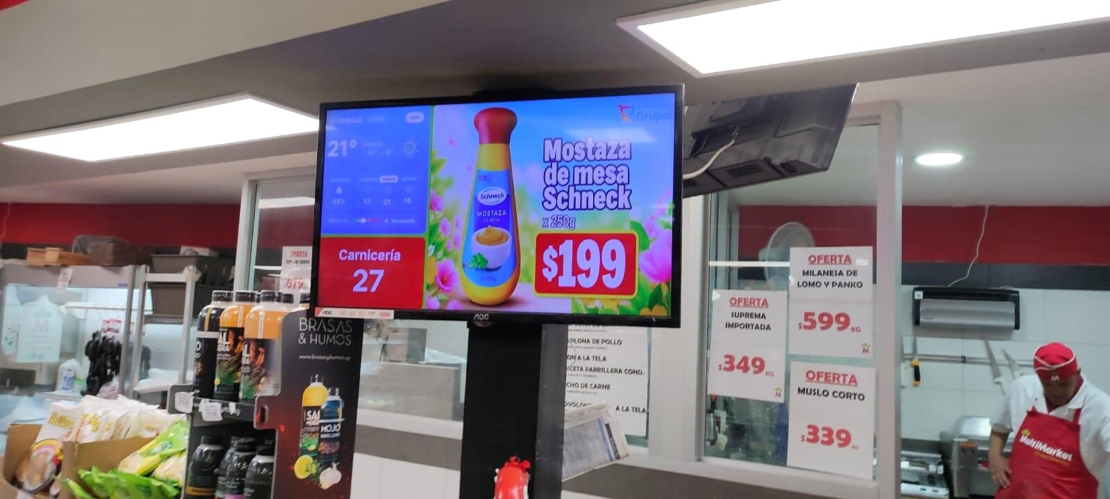 Pantalla DobleD en la carnicería de Multimarket llamando el turno 27 junto a una oferta de mostaza