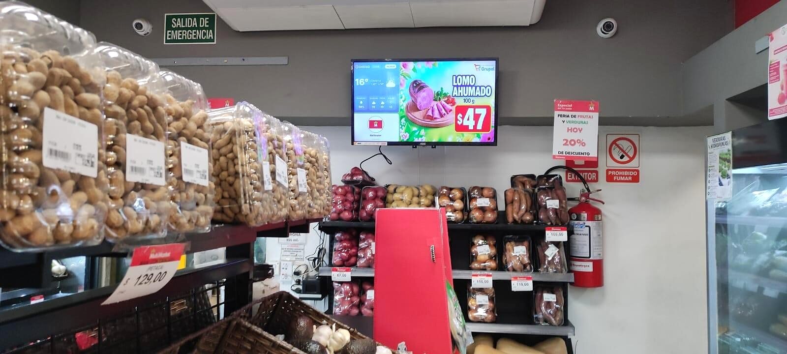 Pantalla de contenidos DobleD en el sector de frutas y verduras de Multimarket con una oferta de lomo ahumado