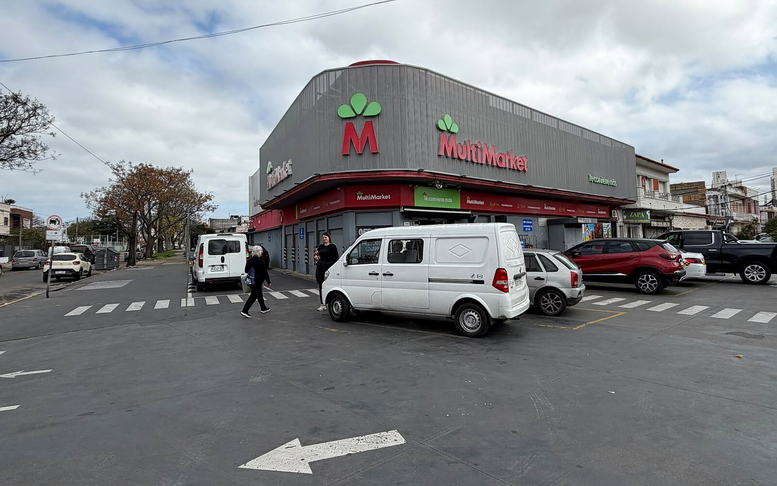 Fachada del supermercado Multimarket en Montevideo