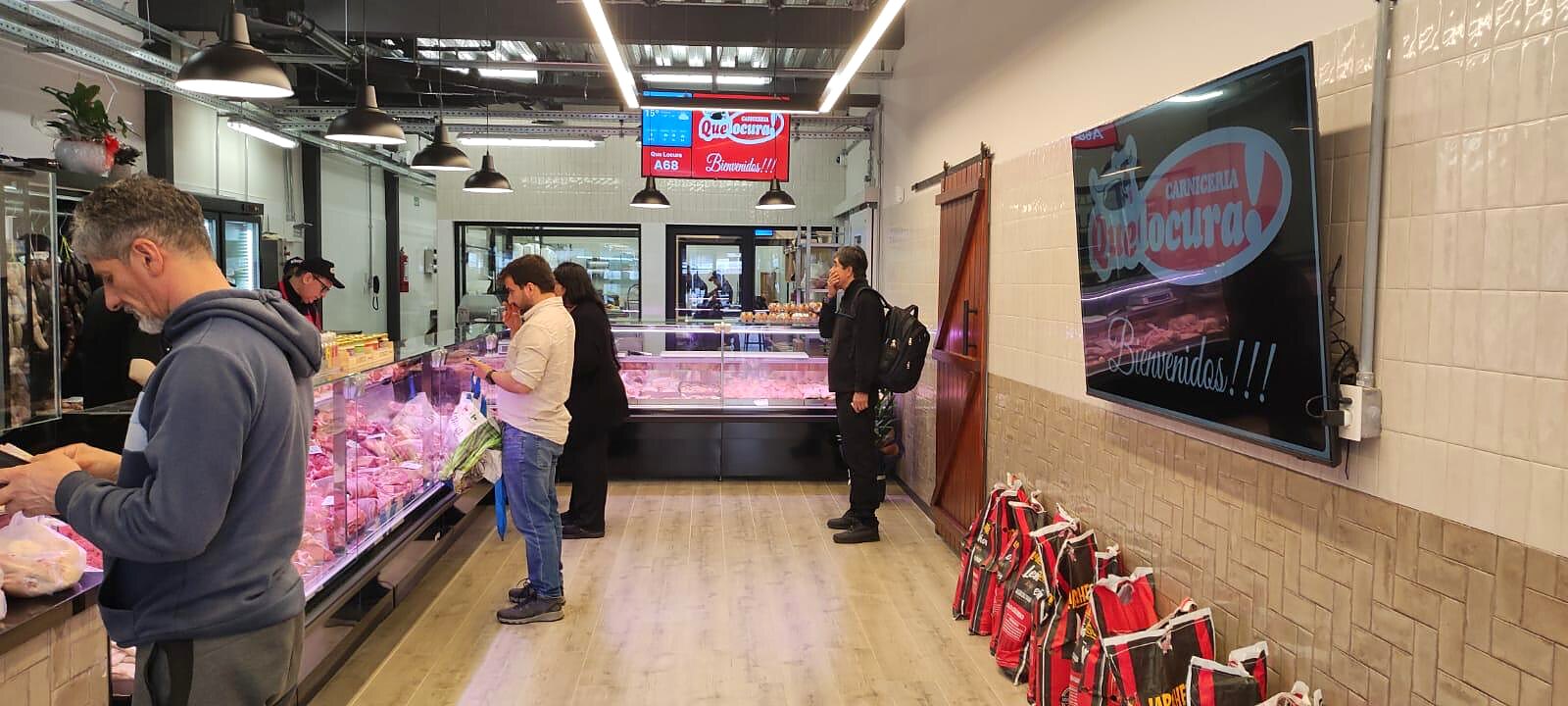 Mostrador de la Carnicería Qué Locura con la pantalla llamadora de turnos y la pantalla de contenidos DobleD
